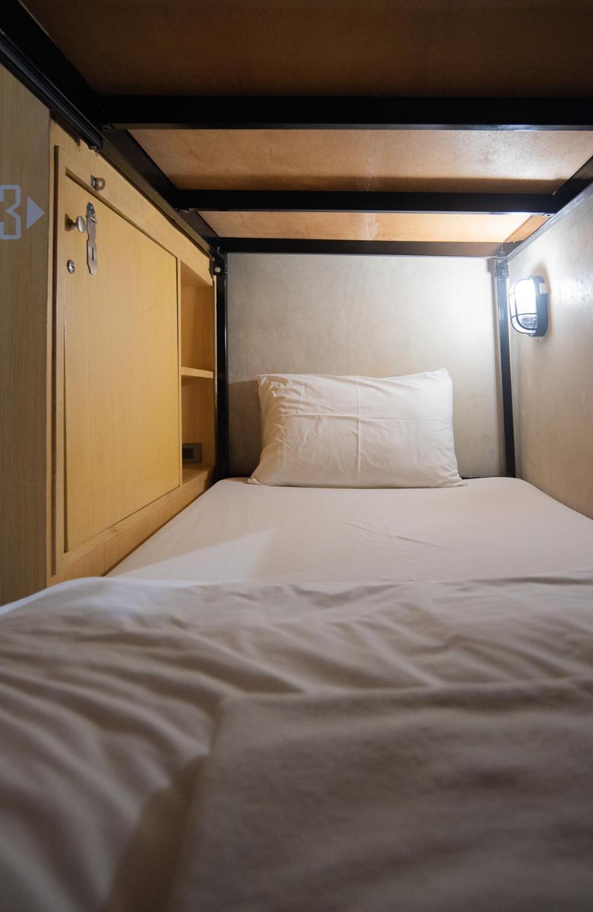 Cazz Hostel Bangkok Exterior photo